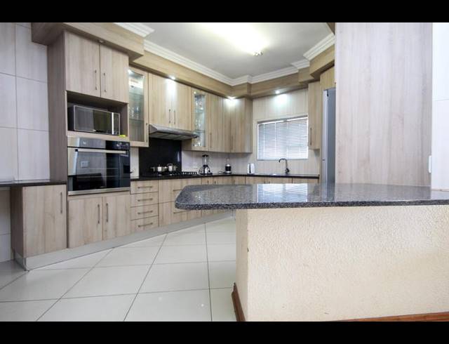 3 BEDROOM TOWNHOUSE FOR SALE IN THATCHFIELD